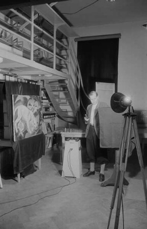 Central Collecting Point Marburg. Der Fotograf Eugen Fink beim Fotografieren im Hessischen Staatsarchiv