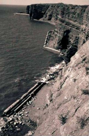 Helgoland: Schutzmauer an den Klippen