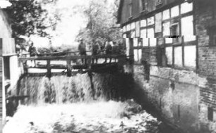 Hähnichen-Quolsdorf. Ehem. Wassermühle am Schöps beim Rittergut, Mahlmühle (rechts), Schneidemühle (links), um 1938, Repro