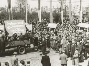 Dresden. Maidemonstration 1951 : Demonstrationszug von der Güntzstraße zum Straßburger Platz (Fucikplatz) in Dresden mit Transparent: "Professoren! Helft bei der Herausbildung einer fortschrittlichen Intelligenz"