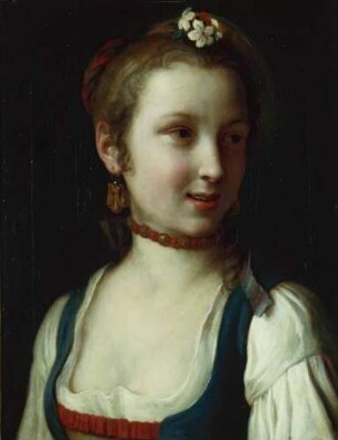 Lächelndes Mädchen mit Perlenkette