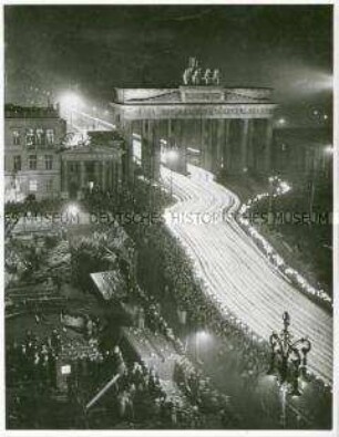 Fackelzug durch das Brandenburger Tor anlässlich des 3. Jahrestages der "Machtergreifung"