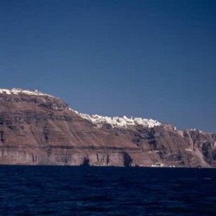Thera = Santorini. Imerovigli und Firá über der Steilküste, 300 m. Ag9