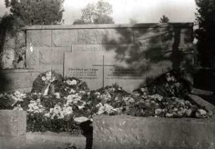 Wandgrabmal für Dr. med. Alwin Buse Und Frau Elsa geb. Linge : Wandgrabmal für Dr. med. Alwin Buse Und Frau Elsa geb. Linge. Sandstein (nach 1950). Roßwein, Friedhof