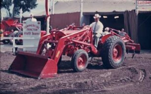 Traktor mit Frontlader und Heck-Planierschild