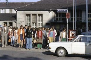 Freiburg: Pendler vor dem Hauptbahnhof