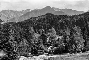 Birkenstein. Wallfahrtskapelle Maria Himmelfahrt (1710 als Nachbildung des „Heiligen Hauses“ von Loreto, 1786; Johann Mayr d. Ä. von der Hausstatt). Ansicht mit Breitenstein und Wendelstein
