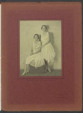Suplemento de "Anales" : [Fotografía de] Señoritas Laura y Sara Lussich Marquez