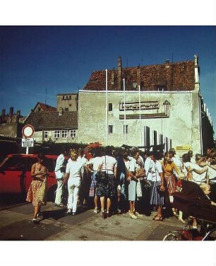 Leute stehen Schlange in Stralsund ca. 1980