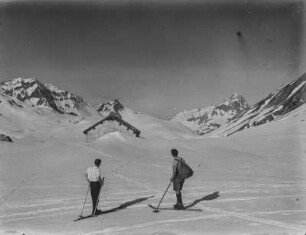 Skifahrer : Zwei Skifahrer hinter einer Schutzhütte bei Warth