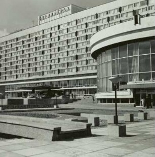 Autoauffahrt mit Bussen, PKW, Hotel St. Petersburg