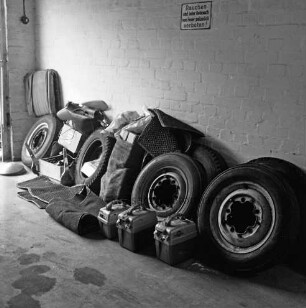 Diebstahlserie von Landarbeiter aus Delingsdorf: Polizeirevier Ahrensburg: Große Straße: sichergestellte Autoersatzteile in Garage