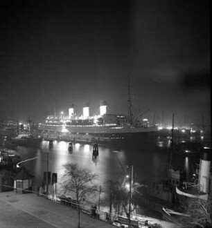 Passagierschiff im Hafen, Hamburg
