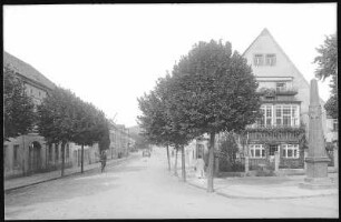 Bad Gottleuba. Königstraße und alte Postmeilensäule