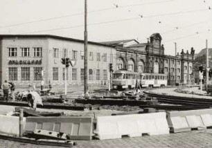 Dresden-Friedrichstadt, Schweriner Straße 56. Markthalle (1893-1895, E. Bräter) mit Verwaltungsgebäude (Wiederaufbau um 1950). Blick über die Baustelle Kreuzung Schäferstraße/Weißeritzstraße/Schweriner Straße