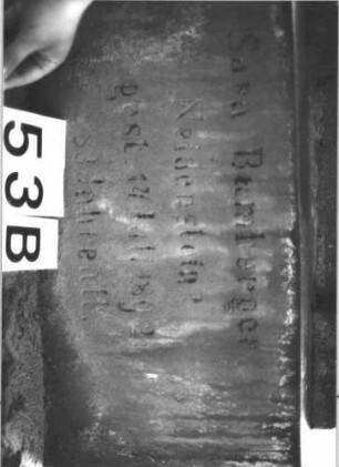 Grabstein 53 (Index: 99898788) Material: Sandstein Zustand: teilweise verwittert, Säule vmtl. nachträglich wieder auf Postament gestellt: Schriftfelder zeigen in unterschiedliche Richtungen Maße HxBxT: 172x44x40 cm Beschreibung: abgebrochene Säule auf gestuftem Postament Symbolik: abgebrochene Säule: Grabstein 53B