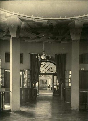 Ausstellungsgebäude. Durchblick vom Tanzraum in die Gaststätte