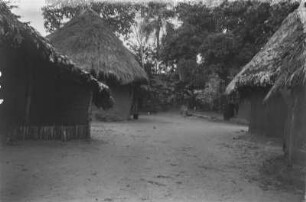 Dorfbild : Weg zwischen den Häusern eines Dorfes südöstlich von Monrovia.