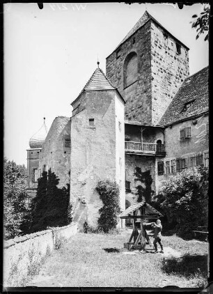 Riedenburg. Burg Prunn. Innenhof mit Ziehbrunnen