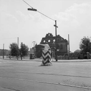 Stresemannstraße/Ecke Schöneberger Straße. Verkehrspolizist auf Podest bei Handregelung. Blick gegen Ruine des Anhalter Bahnhofs