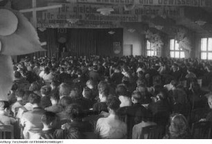 Dresden, Pieschen, Goehlewerk (1947-1962 Sachsenverlag), Riesaer Straße 32. 1. Kreiskonferenz der FDJ - Verkündung der Grundrechte der Jugend, Mai 1946
