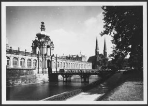 Zwinger und Sophienkirche : Dresden-Altstadt. Blick über den Wassergraben auf Langgalerie und Kronentor des Zwingers mit der Sophienkirche im Hintergrund