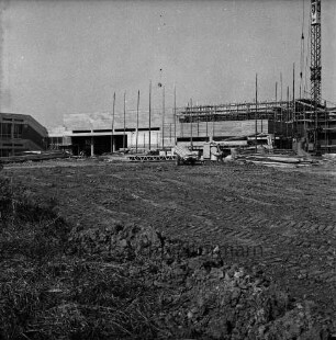 Grund- und Hauptschule am Masurenweg: Masurenweg: Neubau: links Schulgebäude vor Fertigstellung: rechts Gebäude im Bau mit Gerüst und Baukran: davor Baumaterial, Baubuden und Bretterstapel: vorn unbefestigtes Gelände: 24. März 1973
