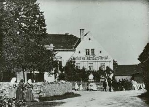 Dobra (heute: OT von Tauscha), Hochzeitsgesellschaft vor dem Gasthof zu Dobra