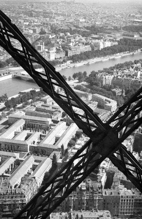 Paris: Eiffelturm, durch die Träger vom Fahrstuhl aus
