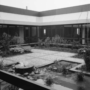 Minolta Europe GmbH: "Europa-Center": Kamera-Hersteller: Gewerbegebiet Nord: Kurt-Fischer-Straße: Einweihung: Innenhof im japanischen Stil