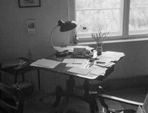 Erich Rinkas Wohnzimmer und Arbeitszimmer. Blick auf seinen Schreibtisch