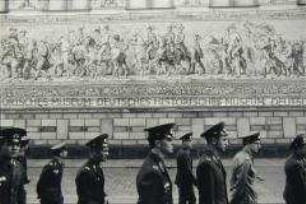 Sowjetische Soldaten vor dem "Fürstenzug" in Dresden