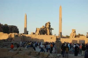 Luxor - Im Karnak Tempel : Blick zu beiden Obelisken im Amun-Tempel von Karnak, aufgenommen 2006