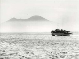 Blick über das Meer auf den Vesuv