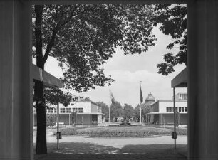 Dresden. Internationale Hygieneausstellung 1930/1931. Brunnenplatz. Blick zum Majolikabrunnen
