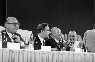 Freiburg: Stadthalle; FDP-Parteitag, Begrüßung am Vorstandstisch