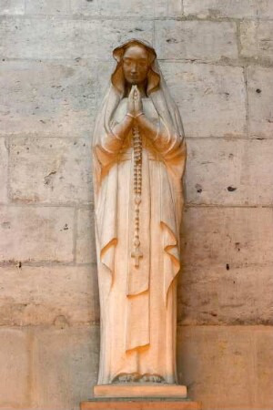 Frankreich. Haute Normandie. Eure. Evreux. Kathedrale Notre Dame. Marienfigur im Kerzenschein. 15 Jahrhundert