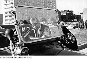 Oldtimer und Zuschauer auf der 1. KFZ-Veteranen Ralley