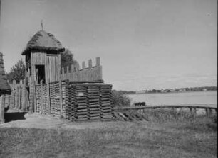 Biskupin (Polen), Wehrsiedlung der frühen Eisenzeit (Lausitzer Kultur), Rekonstruiertes Tor