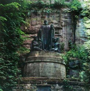 Denkmal für Richard Wagner : Richard-Wagner-Denkmal (1933; R. Guhr). Bronze auf glockenförmigem Sandsteinsockel, Höhe 12,5 m, Figur 4,2 m. Lohmen (Sachsen), Lochmühlenweg (Teil des Malerweges)