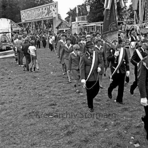 Volks- und Schützenfest: Fest- und Schützenplatz, Jersbeker Straße: Festumzug beim Einmarsch: Schützenvereine mit Fahnen: Zuschauer: hinten Jahrmarktstände, Karussells, 2. August 1981