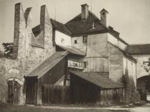 Burghausen an der Salzach (Oberbayern). Burghof der Burg zu Burghausen. Hier angrenzende Gebäude des Büchsenmeisterturmes