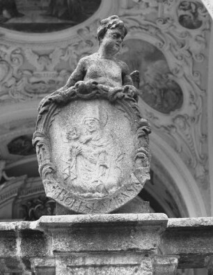 Engel eine Kartusche haltend. Kartusche mit einem Madonnenrelief (Maria Boleslavská)