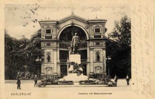 Postkartenalbum mit Motiven von Karlsruhe. "Karlsruhe. Festhalle mit Bismarckdenkmal". Eingangsbereich der Festhalle