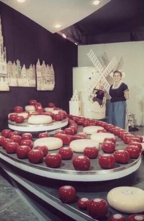 Blick auf einen Messestand mit holländischem Käse auf der Mustermesse in Leipzig (1954)