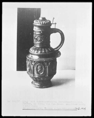 Krug mit antikisierenden Porträtmedaillons