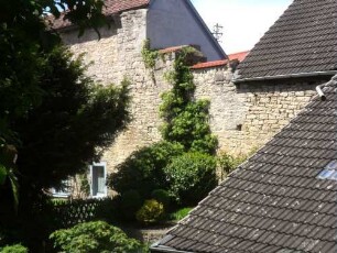 Stadtbefestigung - Ansicht im Süden-Stadtmauer über Feldseite östlich des Rothenburger Tores-Wehrgang im 18 Jh abgetragen und innenseitig Häuser aufgebaut