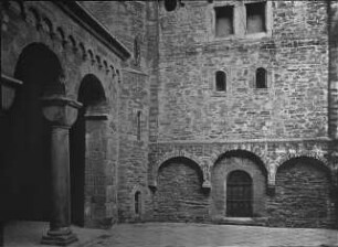 Essen, Kath. Dom St. Kosmas und Damian (ehem. Stiftskirche); Äußeres: Westbau: Westwand; Atrium: nördlicher Säulengang