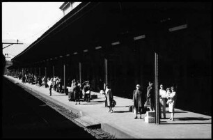 Bellinzona: Bahnsteig mit Reisenden, bei Bellinzona