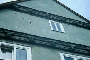 Hausgiebel; Schwellen mit Schiffskehlen als Schmuckelementen